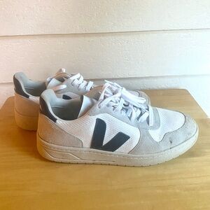 Men’s veja size 10